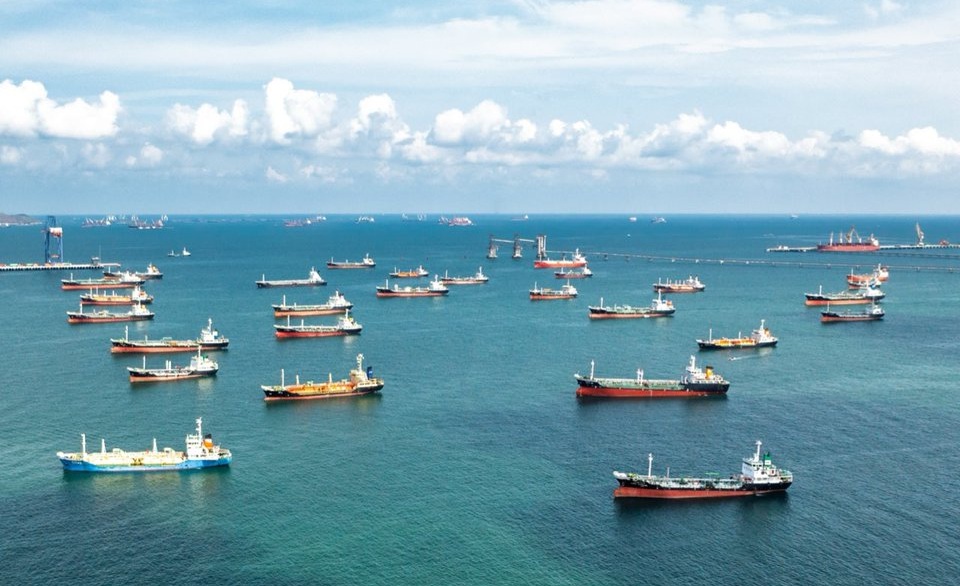 توترات المنطقة تربك الملاحة وتتسبب في تكدس أكثر من 150 ناقلة قرب مضيق هرمز