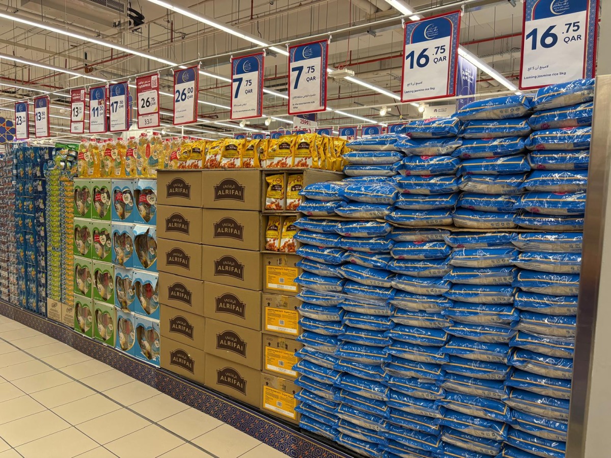 المنتجون والتجار: توفير السلع في منافذ البيع المختلفة لتلبية احتياجات المستهلكين