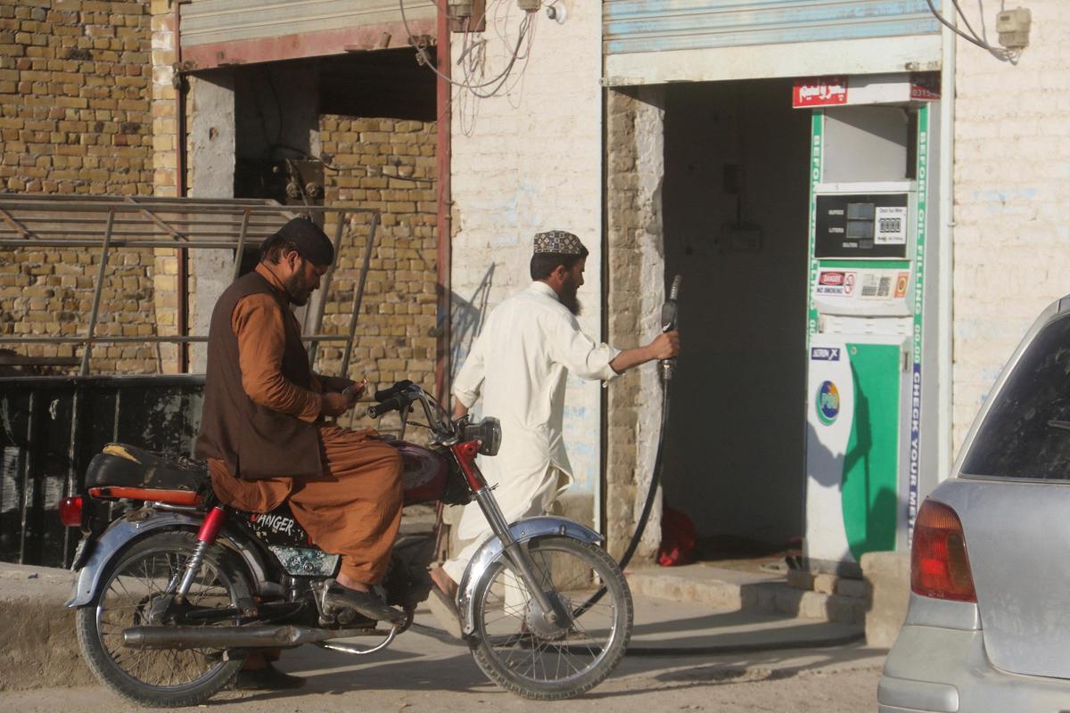 باكستان ترفع أسعار الوقود بنحو 20% بسبب أزمة الشرق الأوسط