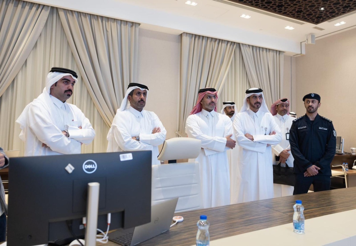 وزير التجارة والصناعة يتابع سير العمل في مركز العمليات بالوزارة