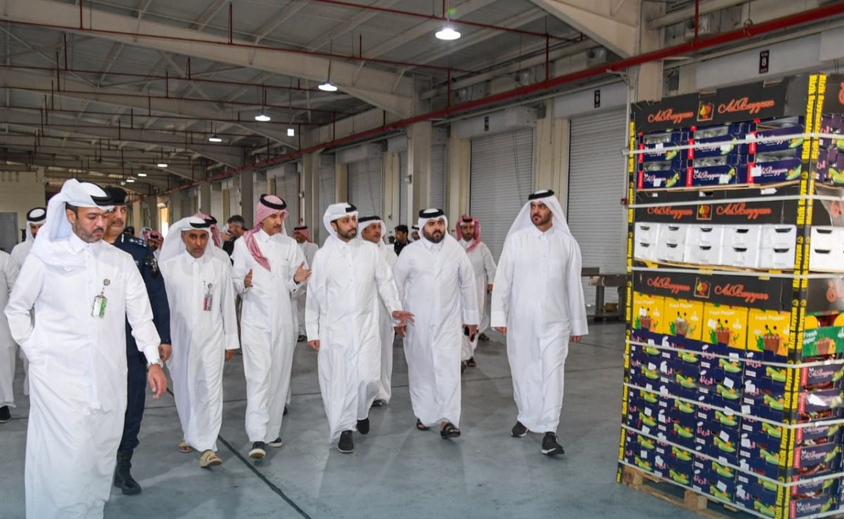 وزير البلدية يتفقد ميناء أبو سمرة لمراقبة تدفق السلع الغذائية