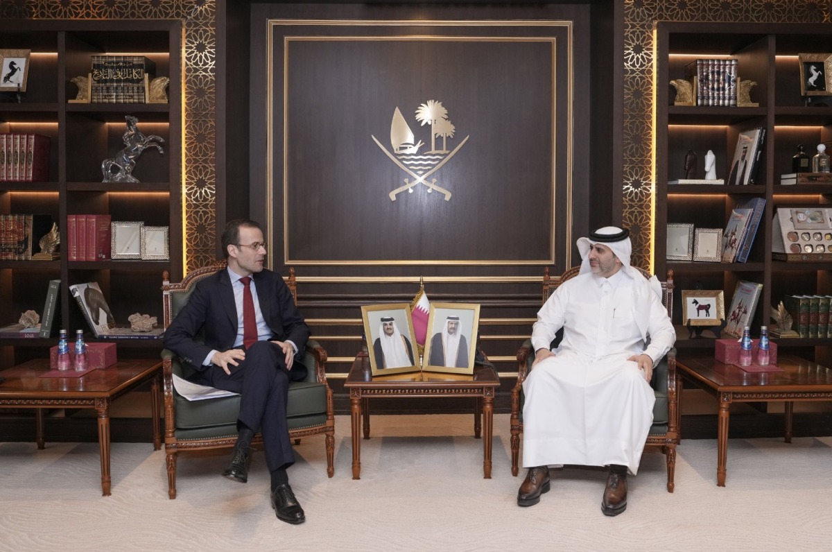 محافظ مصرف قطر المركزي يجتمع مع سفير فرنسا لدى الدولة