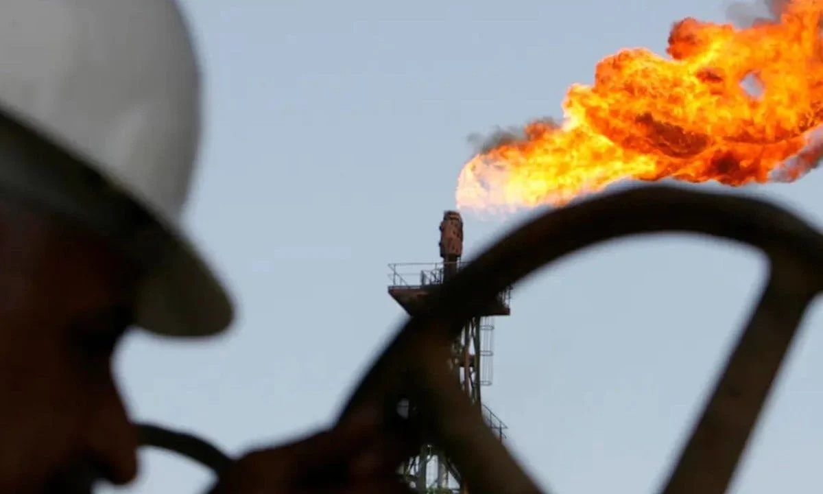 النفط يتجاوز 100 دولار مع تصاعد التوترات في مضيق هرمز