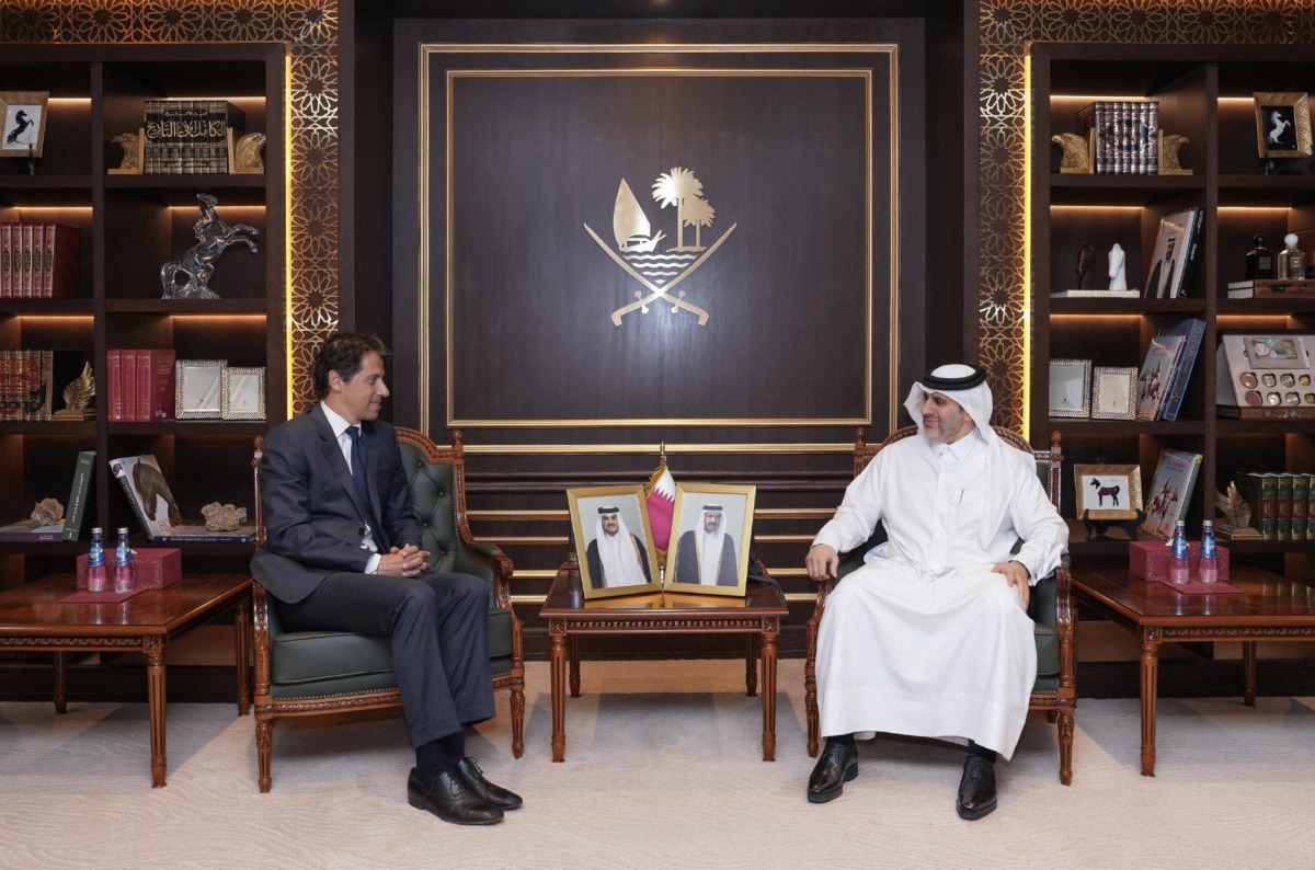 محافظ مصرف قطر المركزي يبحث مع السفير الإيطالي تعزيز التعاون المالي والمصرفي