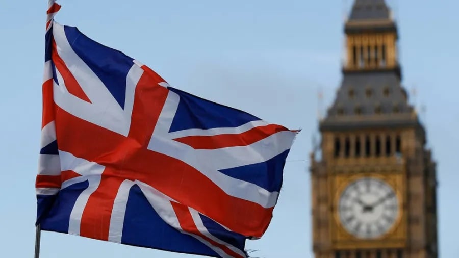 بريطانيا تسرع التحول إلى الطاقة المتجددة بعد صدمات سوق الطاقة