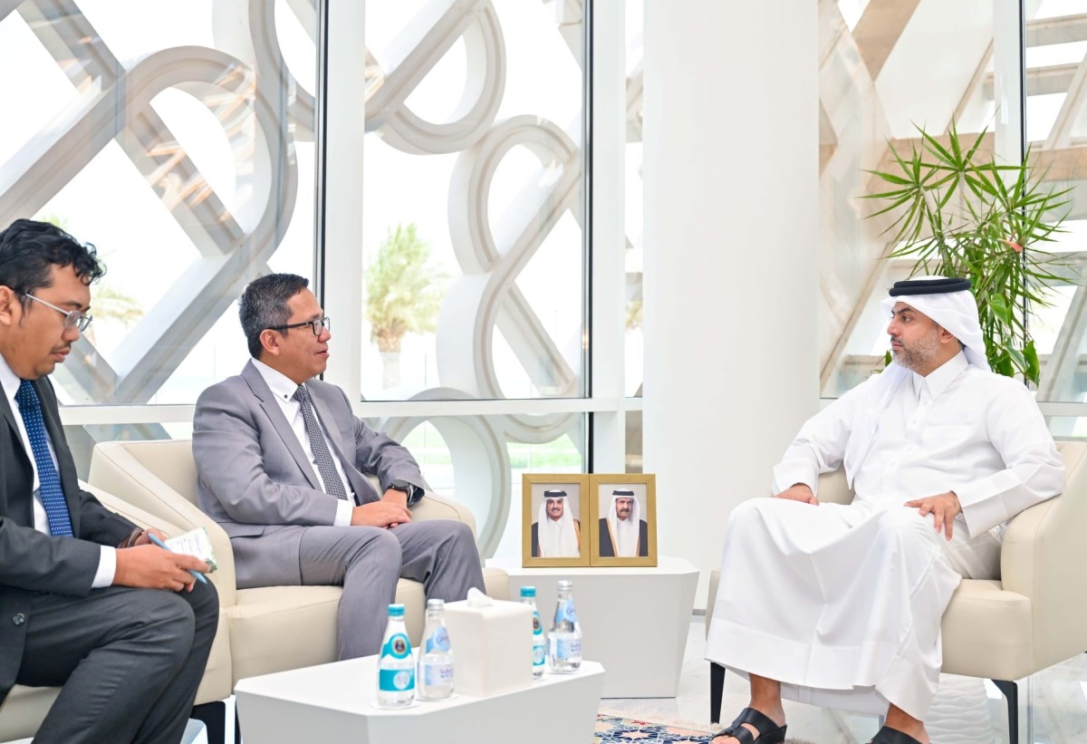 الرئيس التنفيذي لهيئة المناطق الحرة يبحث التعاون الثنائي في مجالات المناطق الحرة والاستثمار مع سفير إندونيسيا
