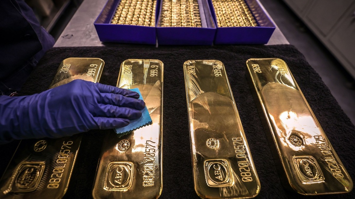 انخفضت أسعار الذهب بسبب عمليات البيع في الأسواق العالمية